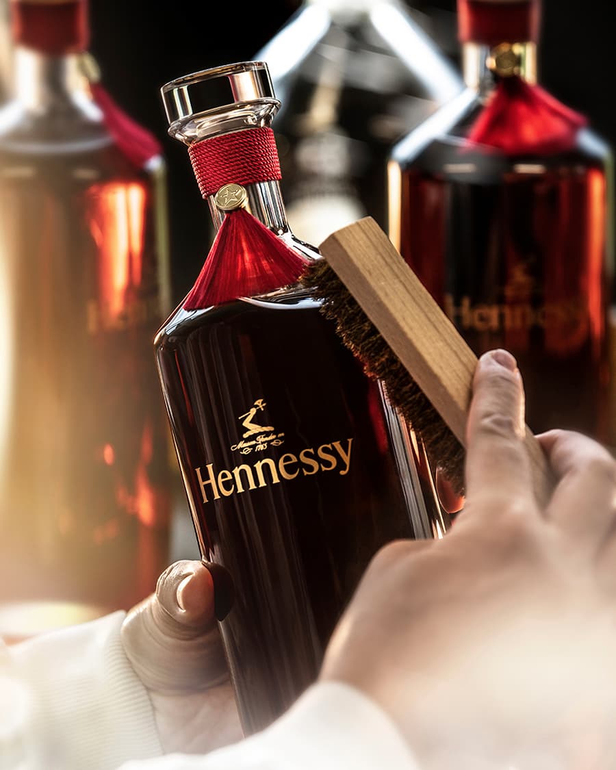 Barbichage d'un flacon de cognac Hennessy