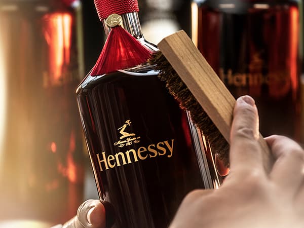 Barbichage d'un flacon de cognac Hennessy